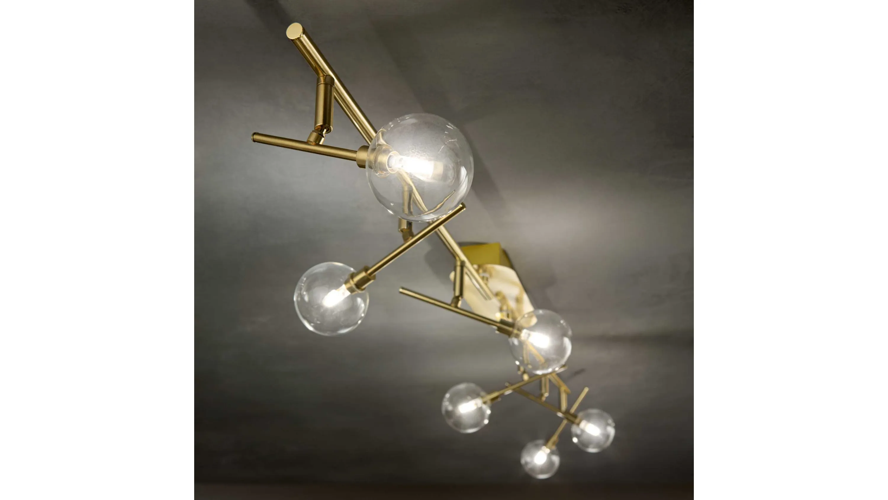 Lampada da parete Maracas in metallo rifinito in ottone satinato con diffusori orientabili in vetro soffiato trasparente di Ideal Lux