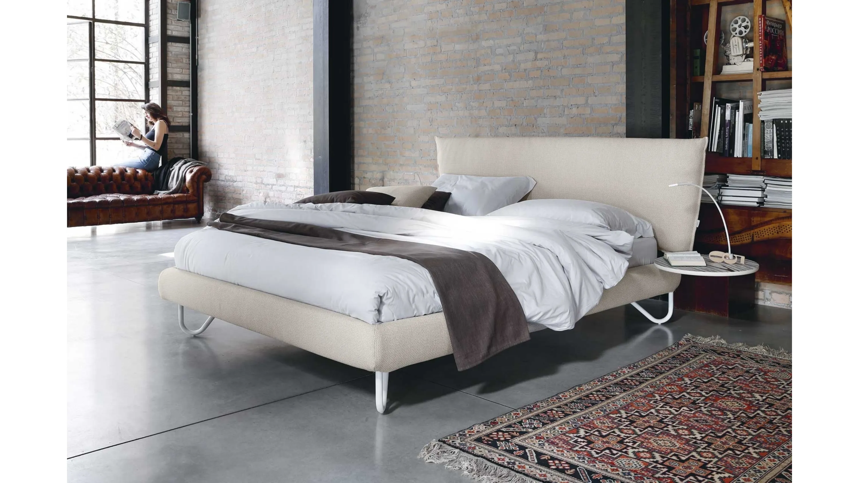 Letto imbottito con testiera Hug 04 Soft di Noctis